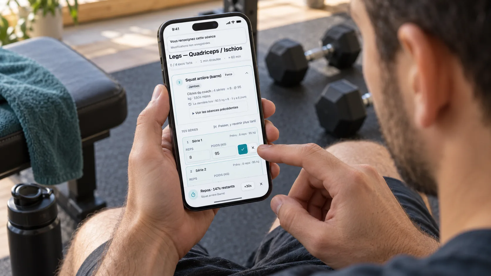 Élève renseignant ses séries dans Adhérence sur un téléphone entre deux exercices.