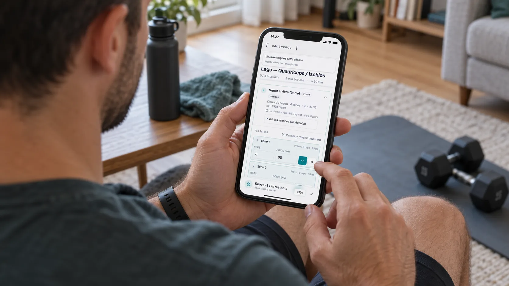 Élève renseignant une séance Adhérence sur son téléphone après un entraînement autonome à domicile.