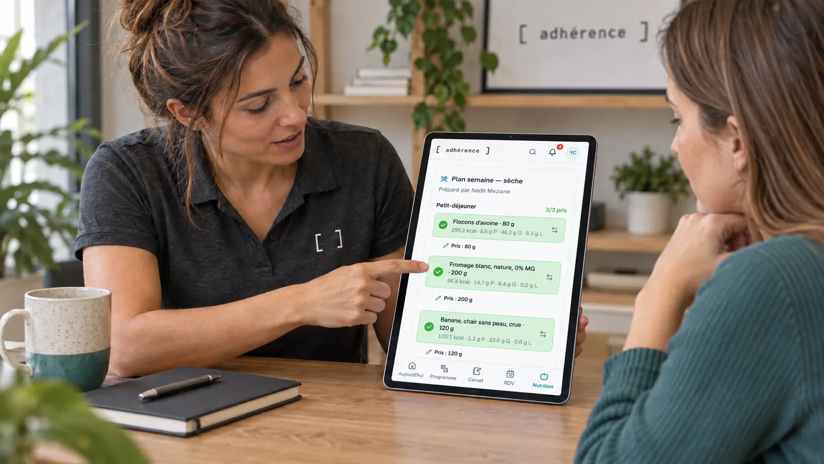 Coach et élève consultant un plan alimentaire Adhérence de démonstration sur une tablette.
