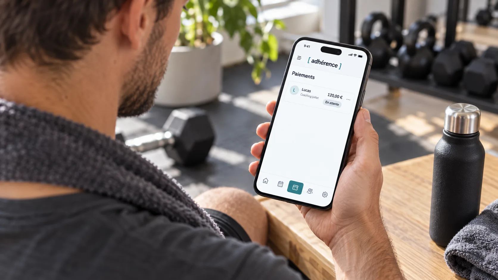 Élève adulte regardant le suivi de paiement Adhérence sur son téléphone après une séance.